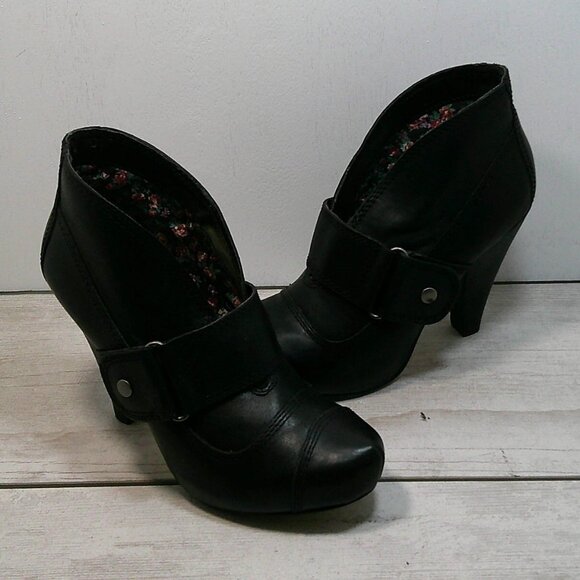 Seychelles Shoes - Seychelles Gothic Style Black Leather Heels Size 6